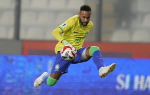 Pemain Brasil, Neymar, mengontrol bola saat melawan Peru  pada laga kualifikasi Piala Dunia 2026 zona CONMEBOL, Rabu, (13/9/2023). Tim Samba menang dengan skor tipis 1-0. (AP Photo/Martin Mejia)
