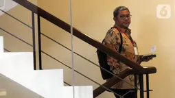 Mantan Gubernur Jawa Barat Ahmad Heryawan (Aher) bersiap menjalani pemeriksaan penyidik di Gedung KPK, Jakarta, Jumat (4/10/2019). Aher diperiksa sebagai saksi terkait dugaan suap kasus pemberian izin proyek Meikarta di Kabupaten Bekasi. (merdeka.com/Dwi Narwoko)