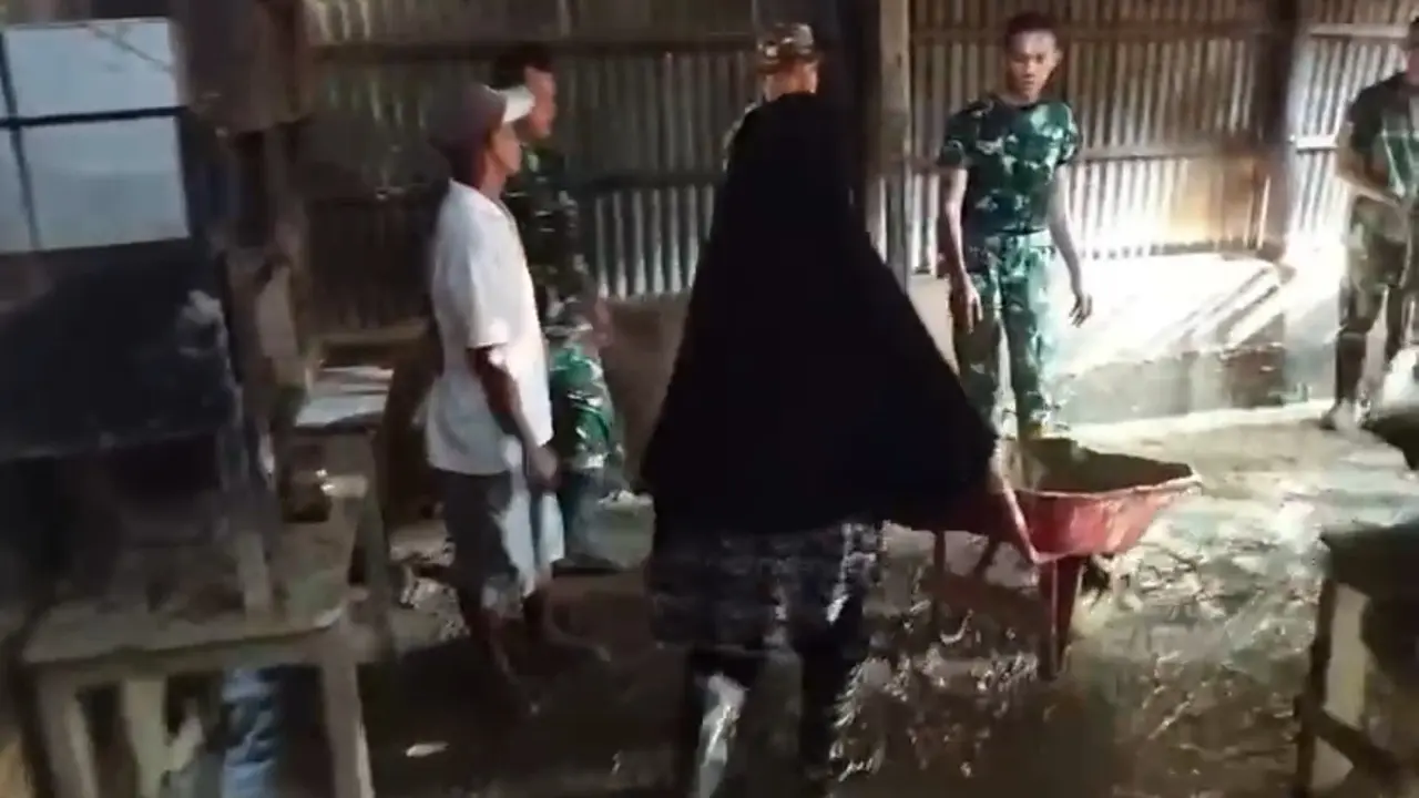 Sejumlah personel TNI mengeruk lumpur dari dalam rumah menggunakan sekop. (foto: Istimewa)