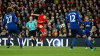 Gelandang Liverpool, Adam Lallana melakukan tendangan keras ke gawang De Gea pada pertandingan Liverpool melawan MU di stadion Anfield, Liverpool, Inggris (17/17). Liverpool harus puas bermain imbang tanpa gol di kandang sendiri. (Reuters/Phil Noble)