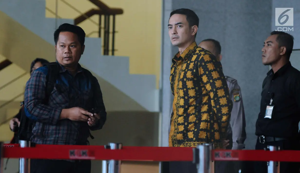 Gubernur Jambi, Zumi Zola (tengah) bersiap meninggalkan gedung KPK, Jakarta, Senin (22/1). Zumi Zola dimintai keterangan terkait penyelidikan baru terkait kasus dugaan suap dana APBD Provinsi Jambi. (Liputan6.com/Helmi Fithriansyah)