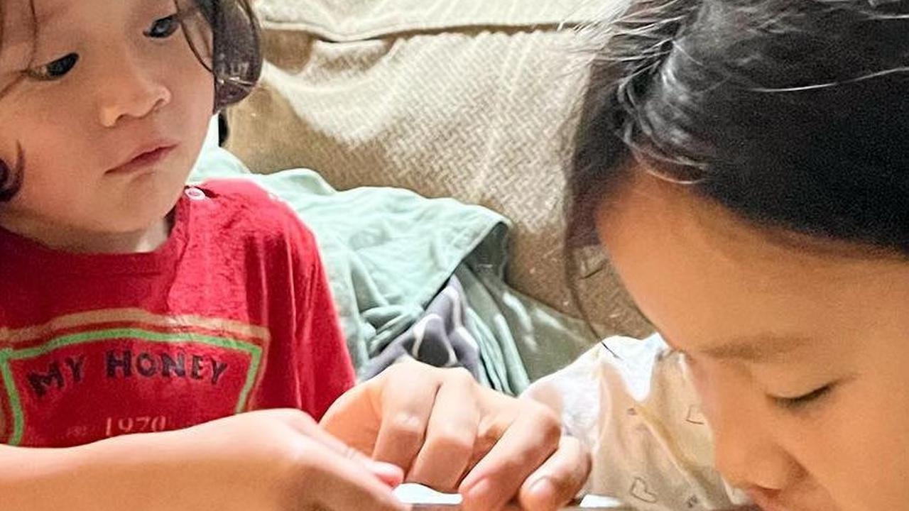 Momen Kama saat menyuapi kakak perempuannya. Menurut Zaskia Adya Mecca, kehadiran anak bungsunya tersebut langsung membuat suasana langsung ramai.
