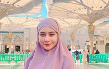 Potret Prilly Latuconsina Umroh Bareng Keluarga, Kecantikannya Berhijab jadi Sorotan 'The Real Bidadari