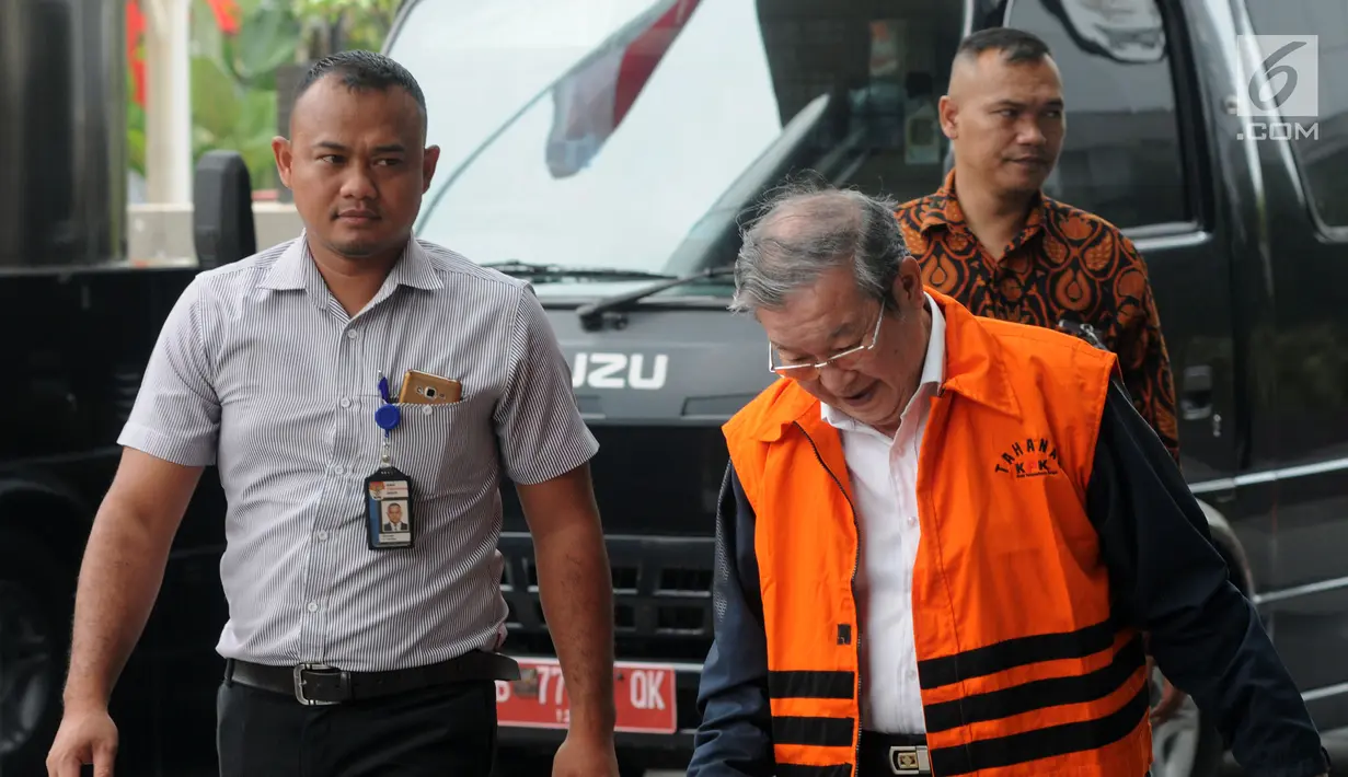 Tersangka suap Hakim PN Medan, Tamin Sukardi (kanan) saat tiba di Gedung KPK, Jakarta, Rabu (3/10). Tamin diperiksa sebagai tersangka terkait suap perkara putusan di PN Medan. (Merdeka.com/Dwi Narwoko)
