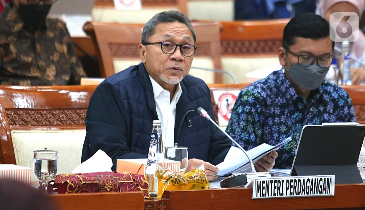 Menteri Perdagangan (Mendag) Zulkifli Hasan menunjukkan minyak goreng curah kemasan sederhana saat menghadiri rapat kerja dengan Komisi VI DPR RI di Jakarta, Selasa (5/7/2022). Produksi minyak curah dengan kemasan diharapkan akan mempermudah proses distribusi hingga ke wilayah timur Indonesia. (Liputan6.com/Angga Yuniar)