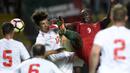 Striker Portugal, Eder, berusaha melewati hadangan pemain Gibraltar. Empat gol Portugal lainnya terjadi pada babak kedua. (AFP/Miguel Riopa) 