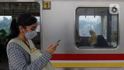 Penumpang turun dari KRL saat berhenti di Stasiun Matraman, Jakarta, Jumat (17/6/2022). Uji coba pengoperasian Stasiun Matraman ini diharapkan dapat menjadi salah satu alternatif bagi pengguna untuk naik dan turun selain di kedua stasiun tersebut. (Liputan6.com/Herman Zakharia)