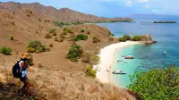 Keunikan Pink Beach berada pada pasir pantainya yang berwarna merah jambu. Foto: Ahmad Ibo