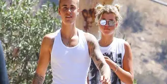 Solois muda Justin Bieber nampaknya tiada henti mendatangkan kabar kontroversial. Mulai dari foto-foto bugilnya, kencan dengan wanita cantik, bahkan hubungan asmaranya yang terus menjadi konsumsi publik. (Dailymail/Bintang.com)