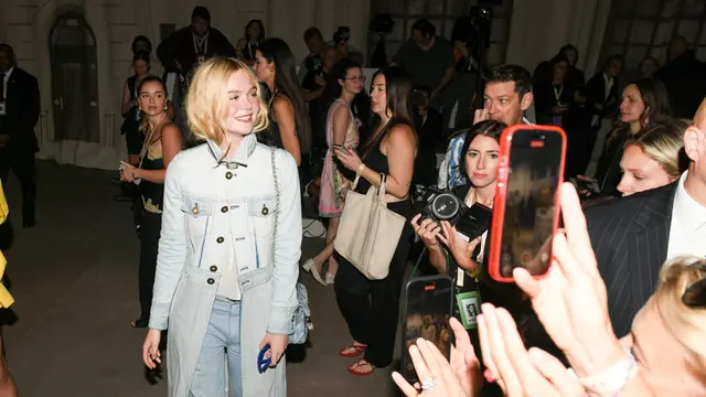 Denim Never Dies, Gaya Unik Elle Fanning Pakai Denim on Denim di Coach Show NYFW