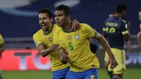 Casemiro (kanan) mencetak gol penentu kemenangan Brasil atas Kolombia dalam laga grup B Copa America 2021 di Stadion Nilton Santos, Rio de Janeiro, Brasil, Kamis, 24 Juni 2021. Brasil menang 2-1. (AP Photo/Silvia Izquierdo)