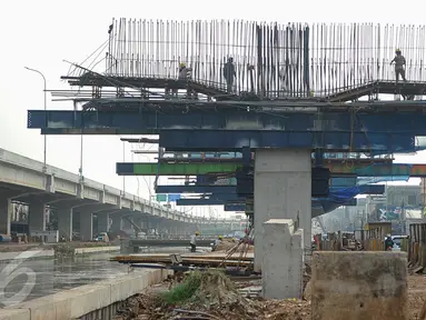 Pekerja tengah mengerjakan Tol Bekasi-Cawang-Kampung Melayu (Becakayu) seksi I rute Jakasampurna-Kampung Melayu, Jakarta, Rabu (17/5). Tol Becakayu memiliki total panjang 21,5 km dengan biaya investasi sebesar Rp 9,5 triliun. (Liputan6.com/Yoppy Renato)