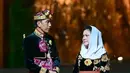 Di acara G20 yang digelar di Bali beberapa waktu lalu, Presiden Jokowi dan Ibu Iriana tampil dengan baju adat Bali. Baju adat Bali couple ini merupakan rancangan dari desainer Biyan. [Foto: Instagram/doleytobing]