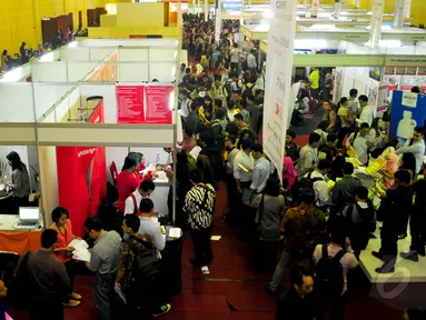 Ribuan pencari kerja memadati acara Karir.com Expo 2015 yang berlangsung di Balai Kartini, Jakarta, Rabu (27/5/2015). Pameran tersebut diikuti lebih dari 1.000 opportunities di 80 perusahaan. (Liputan6.com/Yoppy Renato)