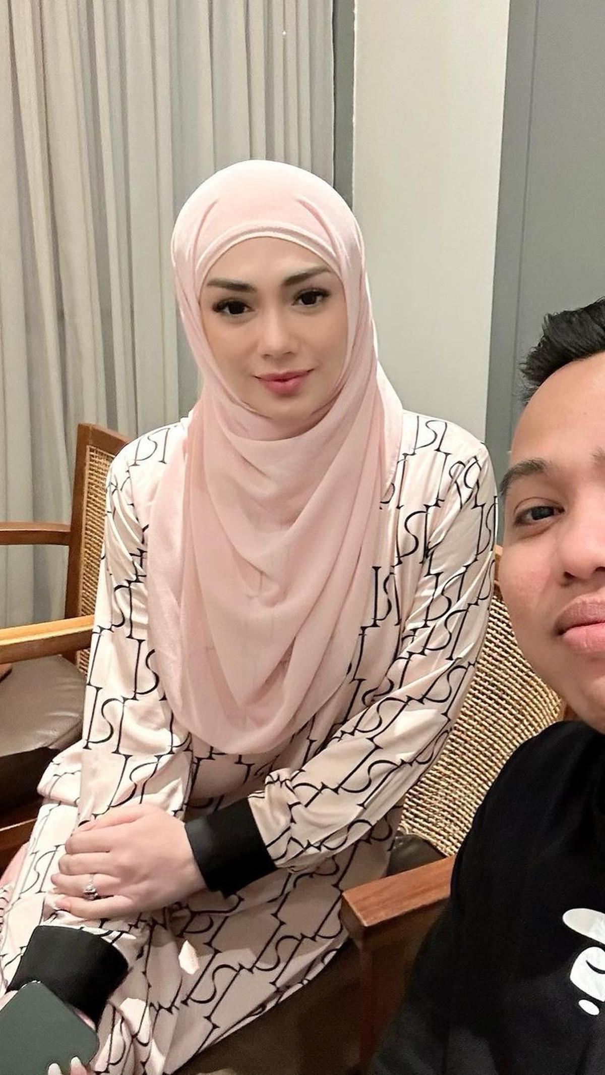 Meski hadir bukan sebagai bintang tamu acara, Celine nampak datang ke lokasi syuting yang bertempat di rumah Raffi Ahmad.