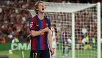Penyerang Inggris Barcelona #17, Anthony Gordon, merayakan gol bunuh diri bek Prancis Rayo Vallecano #24 Florian Lejeune selama pertandingan liga Spanyol antara FC Barcelona dan Rayo Vallecano de Madrid di Stadion Camp Nou di Barcelona pada 1 September 2026. (Lluis GENE/AFP)