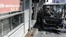 Kondisi bus Transjakarta yang terbakar di depan Halte UI Salemba, Jakarta, Jumat (7/3/2015). Bus gandeng Transjakarta koridor V Ancol - Kampung Melayu tersebut terbakar sekitar pukul 08.30 WIB dan tidak menelan korban jiwa. (Liputan6.com/Faizal Fanani)