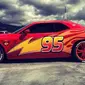 Dodge Challenger yang didandani menjadi Lightning McQueen (Autoevolution)