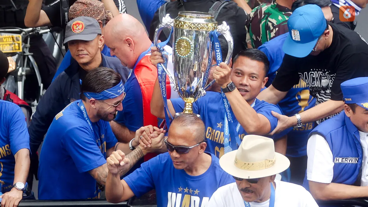 Foto: Euforia Bobotoh dan Pemain Persib Bandung Saat Pawai Juara BRI Liga 1