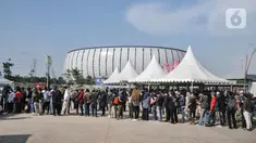 Antrean warga saat memasuki gerbang stadion jelang Grand Launching Jakarta International Stadium (JIS), Papanggo, Jakarta Utara, Minggu (24/7/2022). Grand Launching atau peresmian stadion baru Ibu Kota yang akan dimeriahkan oleh konser band papan atas dan laga persahabatan Persija Jakarta tersebut disambut antusias warga yang terlihat mulai memadati sejak siang tadi. (Liputan6.com/Iqbal S. Nugroho)