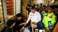 Wakil Wali Kota Bandung, Erwin, dan Kapolrestabes Bandung, Kombes Pol Budi Sartono, saat patroli jam malam pelajar, di daerah Cihapit, Jalan Riau, Kota Bandung. (Diskominfo Kota Bandung).