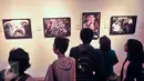 Sejumlah pengunjung melihat karya foto Kilas Balik saat pembukaan pameran foto dan peluncuran buku foto Kilas Balik 2016, di Galeri Foto Jurnalistik Antara, Jakarta, Jumat (17/2). (Liputan6.com/Yoppy Renato)