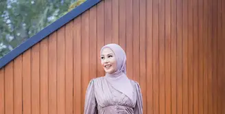 Seperti yang terlihat dalam potret ini, Dara tampil elegan dengan dress satin berwarna lilac yang dipadukan dengan hijab warna senada. (Instagram/ daraarafah).