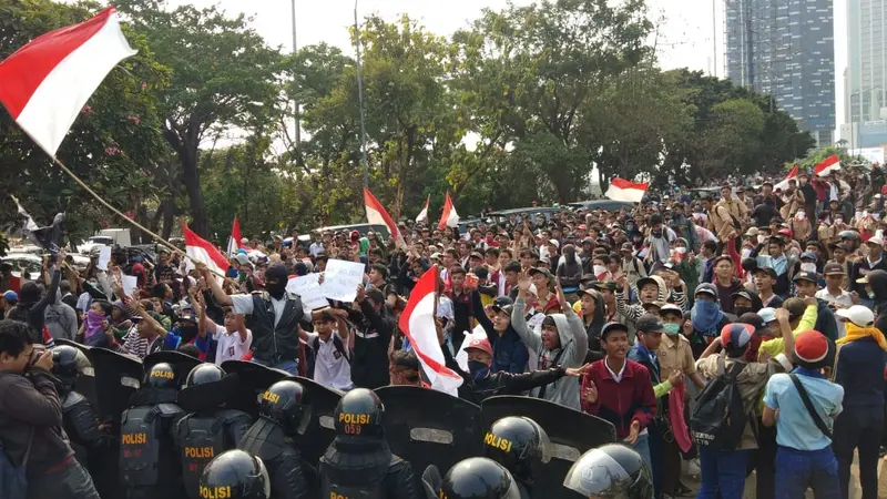 Demo massa berseragam putih abu-abu dan pramuka terjadi di kawasan Palmerah, Jakarta Pusat