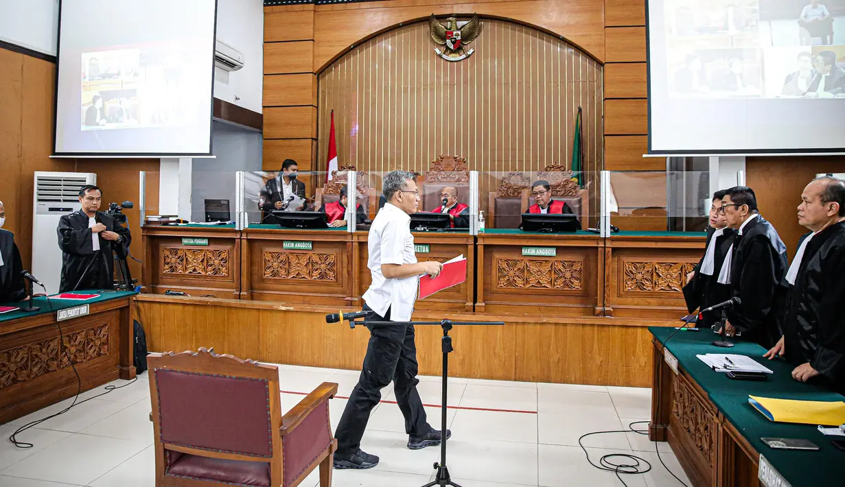 Terdakwa Agus Nurpatria usai menjalani sidang perdana di Pengadilan Negeri (PN) Jakarta Rabu (19/10/2022). Agus Nurpatria menyalami kuasa hukum dengan penuh senyuman usai menjalani sidang dengan agenda pembacaan surat dakwaan kasus obstruction of justice atau perintangan proses penyidikan terkait perkara dugaan pembunuhan berencana terhadap Nofriansyah Yosua Hutabarat atau Brigadir J. (Liputan6.com/Faizal Fanani)