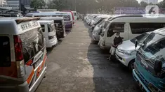 Deretan kendaraan travel gelap yang disita jajaran Direktorat Lalu Lintas Polda Metro Jaya, Jakarta, Kamis (29/4/2021). Sebanyak 115 kendaraan travel gelap diamankan karena diduga kuat mengangkut pemudik di tengah masa pengetatan larangan mudik 2021. (Liputan6.com/Faizal Fanani)