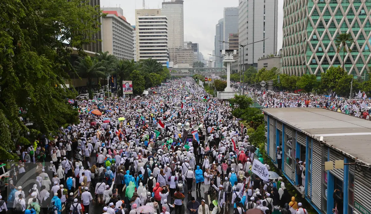 Peserta aksi damai 2 Desember memadati Jalan MH Thamrin, Jakarta, saat membubarkan diri setelah melaksanakan Salat Jumat berjamaah, Jumat (2/12). Sambil berorasi, massa aksi damai 212 berangsur membubarkan diri dengan tertib. (Liputan6.com/Fery Pradolo)