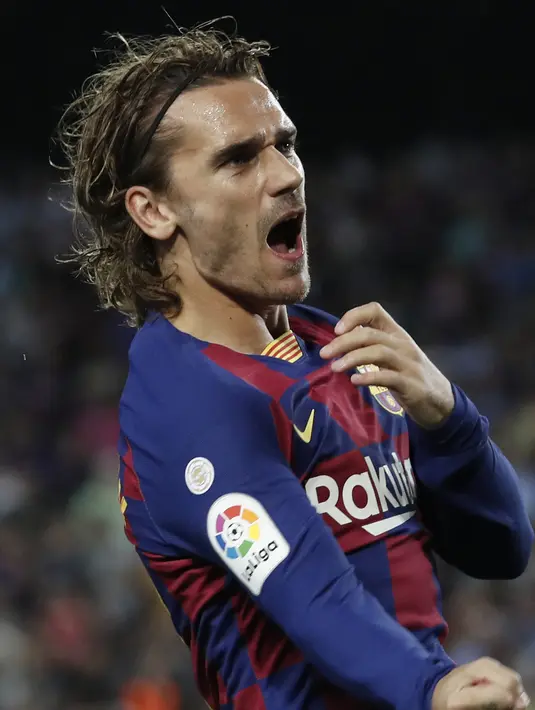 Penyerang Barcelona, Antoine Griezmann berselebrasi usai mencetak gol ke gawang Villareal pada lanjutan pertandingan La Liga di Camp Nou, Rabu (25/9/2019). Barcelona menang tipis atas Villareal 2-1. (AP Photo/Joan Monfort)