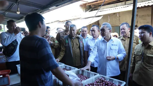 Menteri Perdagangan Zulkifli Hasan atau Zulhas mengunjungi Pasar Pagi di Kabupaten Sambas, Kalimantan Barat pada Senin, (18/12/2023). Dok Kemendag