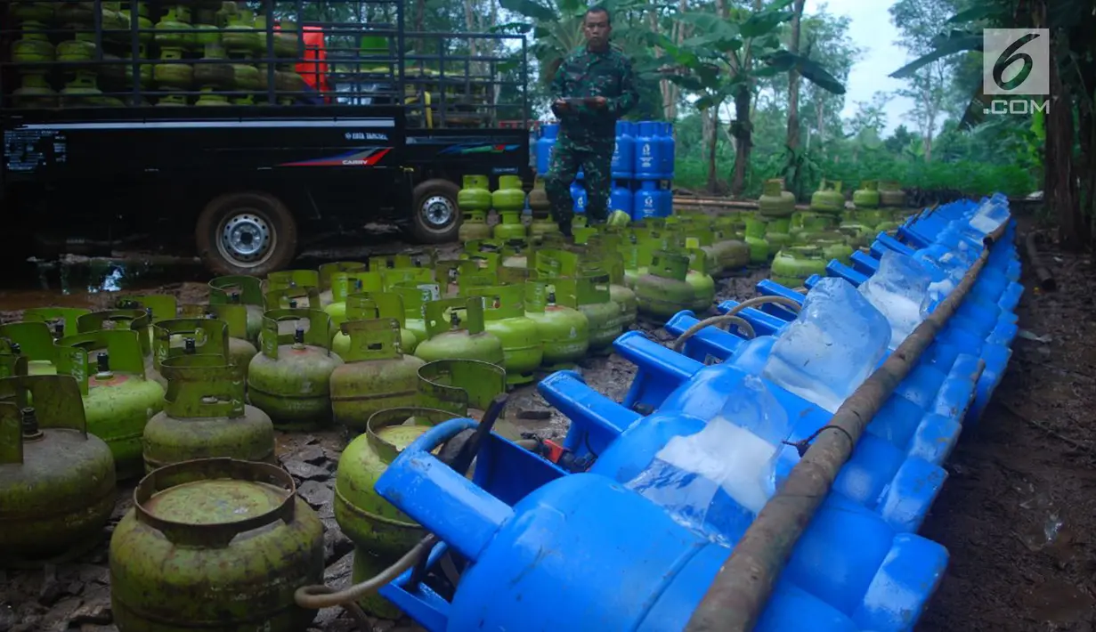Tempat pengoplosan gas elpiji di Kampung Banjarpinang, Desa Tamansari, Kecamatan Rumpin, Kabupaten Bogor, digerebek anggota TNI, Senin (19/2). Tujuh orang terduga pelaku ditangkap saat sedang melakukan aktivitas pengoplosan. (Liputan6.com/Achmad Sudarno)