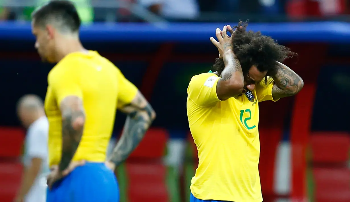 Bek Brasil, Marcelo bereaksi terhadap kekalahan timnya dari Belgia pada laga perempat final Piala Dunia 2018 di Stadion Kazan Arena, Jumat (6/7). Timnas Brasil takluk 1-2 di tangan timnas Belgia. (BENJAMIN CREMEL/AFP)