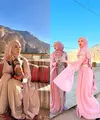 Baru-baru ini kunjungi Al-Ula, Lesti Kejora tampil menawan mengenakan gamis dan hijab pashmina nuansa pink pastel. [@lestikejora]