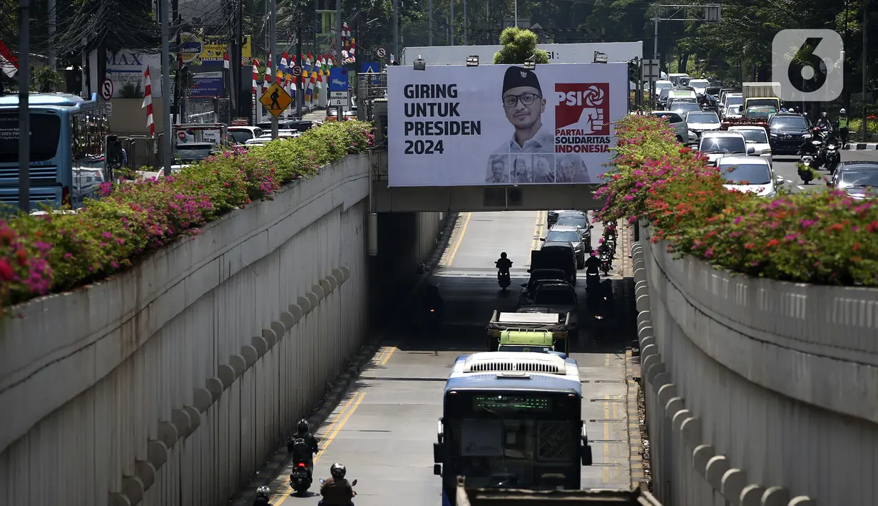 Baliho Plt Ketua Umum Partai Solidaritas Indonesia Giring Ganesha bertuliskan "Giring Untuk Presiden 2024" terpampang di Jalan Arteri Pondok Indah, Jakarta, Kamis (27/8/2020). Giring menyatakan siap bertarung dalam pemilihan presiden (pilpres) 2024. (Liputan6.com/Johan Tallo)