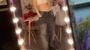 Di potret lainnya, HyunA tidak ragu pamer rata dengan outfit minimalis. Ia melakukan mirror selfie dengan strapless top bertekstur dan baggy jeans. [instagram/hyunah_aa]