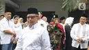 Sekretaris Jenderal DPP PDIP Hasto Kristiyanto saat melayat KH Salahuddin Wahid atau Gus Sholah di rumah duka kawasan Mampang Prapatan, Jakarta, Senin (3/2/2020). Gus Sholah meninggal di RS Harapan Kita Jakarta karena sakit. (Liputan6.com/Herman Zakharia)