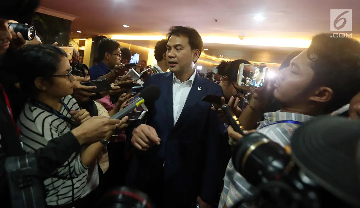 Ketua Banggar DPR Aziz Syamsuddin menjawab pertanyaan wartawan seusai mengikuti rapat Bamus di Kompleks Parlemen, Senayan, Jakarta, Senin (11/12). (Liputan6.com/Johan Tallo)