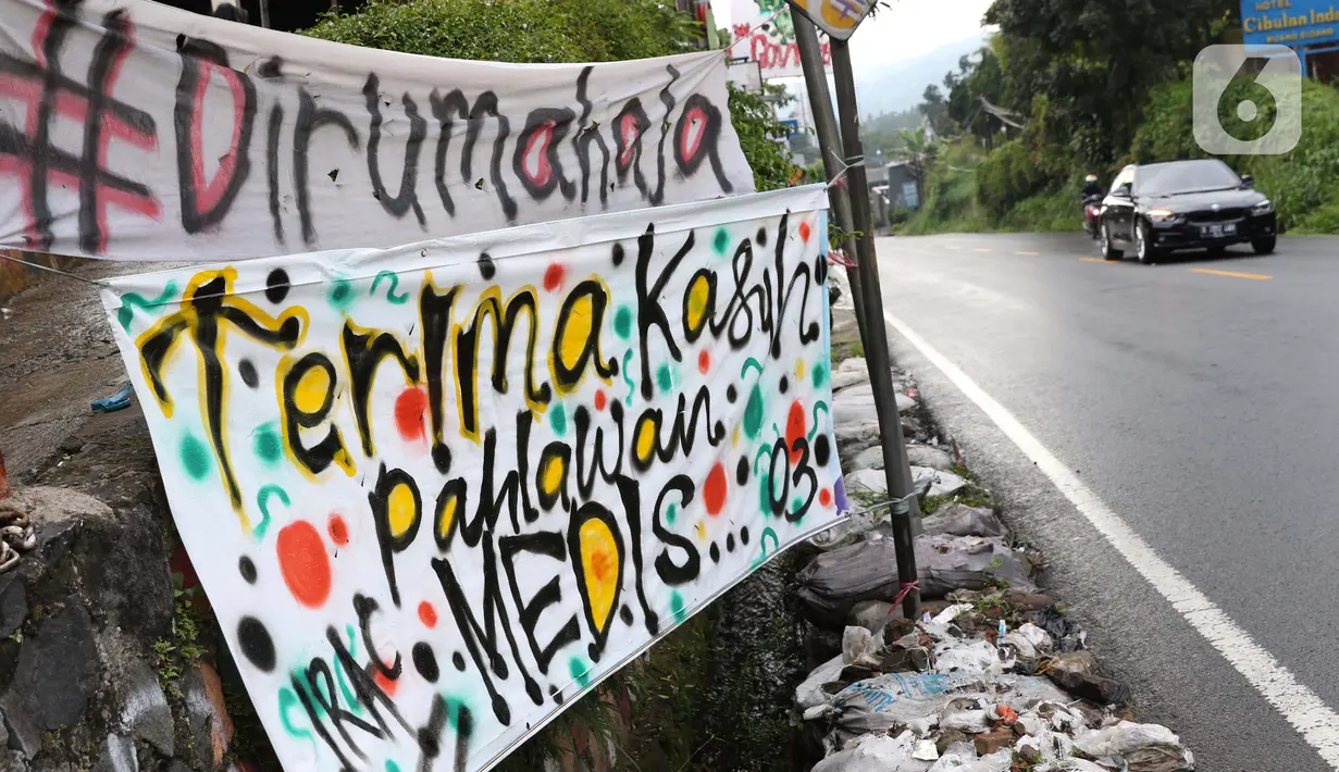 Pengendara mobil melintasi Jalan Raya Puncak, Kabupaten Bogor, Jawa Barat, Minggu (19/4/2020). Arus lalu lintas di kawasan Puncak lengang seiring penetapan status Pembatasan Sosial Skala Besar untuk Kabupaten dan Kota Bogor pada Rabu (15/4) lalu. (Liputan6.com/Helmi Fithriansyah)