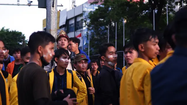6 Potret Aksi Demo Buruh-Mahasiswa Tolak Kenaikan BBM di Palembang