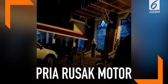 VIDEO: Lagi, Pria Rusak Motor di Pintu Masuk Masjid