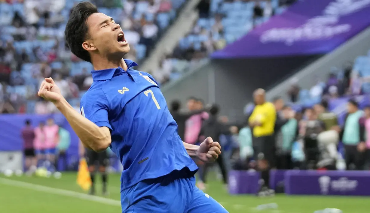 Selebrasi gelandang Timnas Thailand, Supachok Sarachat setelah mencetak gol penyeimbang 1-1 ke gawang Uzbekistan pada laga babak 16 besar Piala Asia 2023 di Al Janoub Stadium, Al Wakrah, Qatar, Selasa (30/1/2024). (AP Photo/Aijaz Rahi)