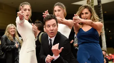 Pembawa acara Golden Globe Awards ke-74, Jimmy Fallon berpose dengan Miss Golden Globes 2017, Sistine, Scarlet dan Sophia Stallone dalam persiapan Golden Globe Awards di Beverly Hilton, Beverly Hills,(4/1). (Chris Pizzello/Invision/AP)