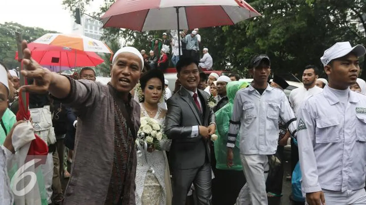 [Bintang] Anggota FPI di Aksi 212 Payungi Calon Pengantin Nasrani ke Gereja