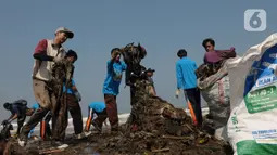 Bersih-bersih pantai ini atas inisitif dari Komunitas Pandawara Group yang mengajak kepada seluruh masyarakat. (merdeka.com/Imam Buhori)