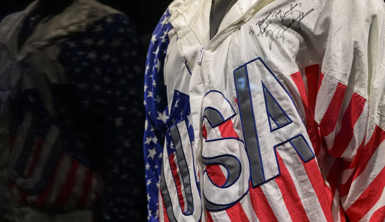 Seperti yang disampaikan Darren Rovell dari Action Network, jaket yang ia kenakan di podium di Olimpiade Barcelona pada tahun 1992 terjual melalui Sotheby's dengan harga $1,5 juta atau sekitar Rp 22,5 miliar pada 28 Juni 2023. (ANGELA WEISS / AFP)