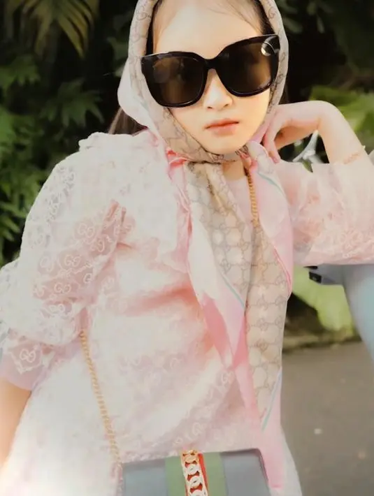 Penampilan Thalia yang bak model cilik professional mencuri perhatian. Hingga artikel ini dibuat, video tersebut sudah ditonton lebih dari 10,4 juta kali. (Instagram/thaliaputrionsu).