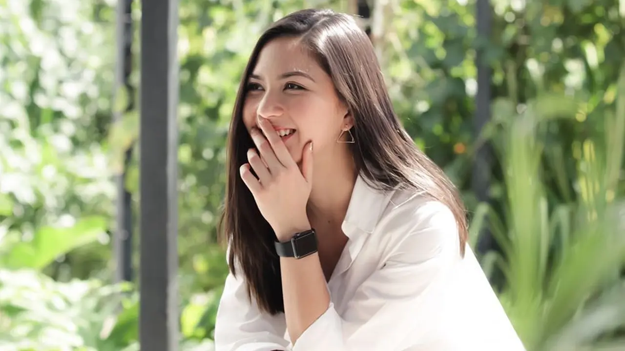 [Bintang] Padu-padan Outfit Monokrom Jessica Mila yang Nggak Ada Matinya